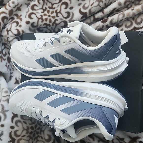 ♥️Adidas Questar 3 Men's White and Gray Sneakers - Picture 1 of 9